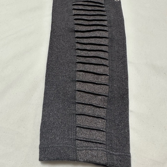 ALO YOGA MOTO LEGGING - Picture 4 of 11